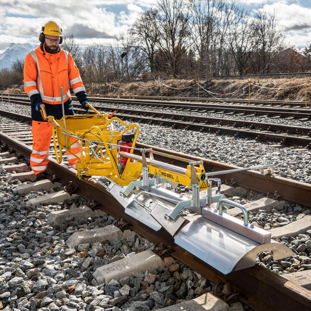 Robel Rail Agitating ROHEAT 66.01 Rail Heating Device – ROBEL Railway Construction Machines